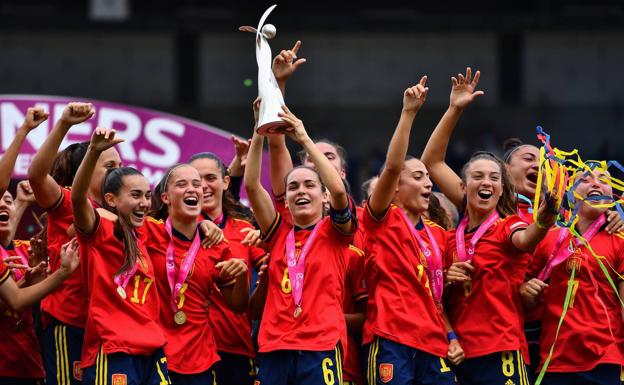 Silvia Lloris redondea un torneo mágico con el título en la Eurocopa