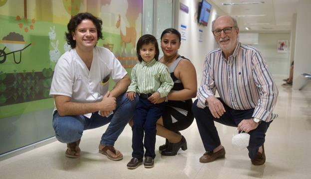 In full recovery.  David Sebastián with his doctor, César Salcedo;  his mother, Juliana;  and Antonio López, president of the Spanish Foundation for the Fight against Leukemia.