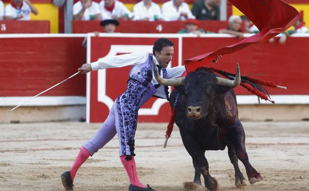 Rafaelillo corta tres orejas en su emotivo regreso a San Fermín