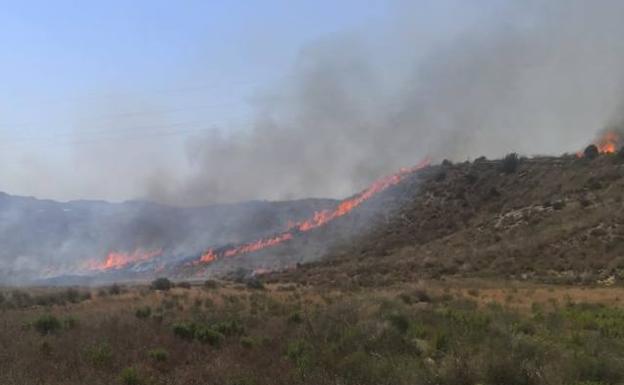 Extinguen un incendio en El Saladillo, en Mazarrón