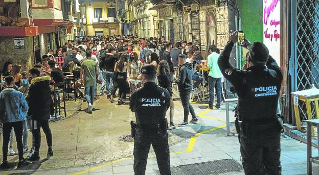 La Policía Local de Cartagena reforzará los controles de la venta de alcohol para que no llegue a menores