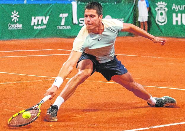 Carlos Alcaraz restituisce la palla nella partita di venerdì scorso a Huelva contro Alejandro Davidovich. 