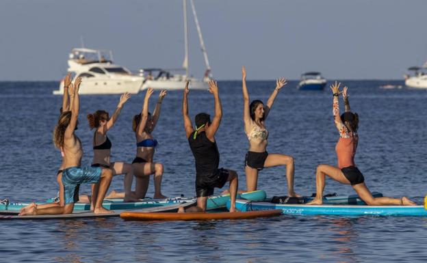 Once playas de Cartagena acogen las actividades deportivas para los veraneantes