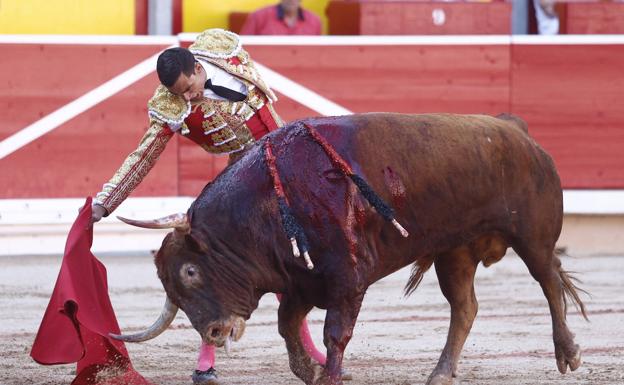 Oreja al pundonor de Ureña en Pamplona