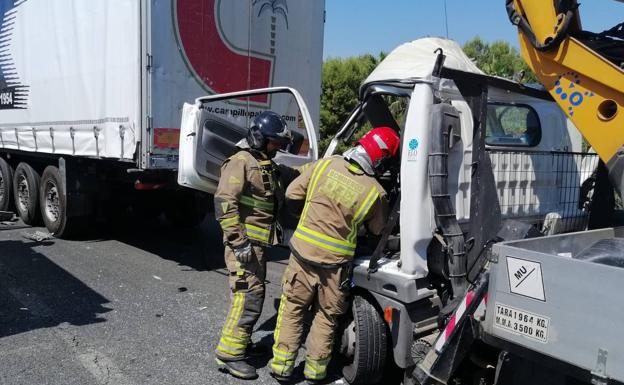 Rescatan a un conductor herido grave tras chocar contra un camión en Alhama