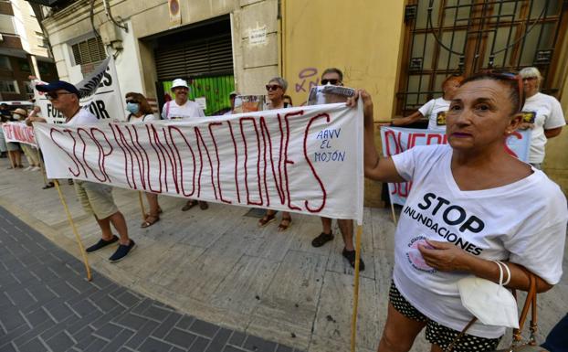 Vecinos de San Pedro se concentran ante la CHS para exigir medidas contra las inundaciones