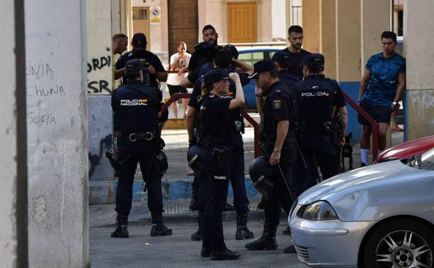 La Policía cerca el barrio del Espíritu Santo en una macrorredada antidroga