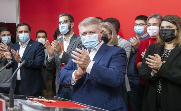 Vélez pide a Miras que complemente la ayuda del Gobierno para bajar un 60% el precio de los autobuses públicos