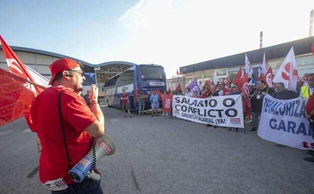 Amplio seguimiento de la huelga en las refinerías de Repsol sin riesgo de desabastecimiento