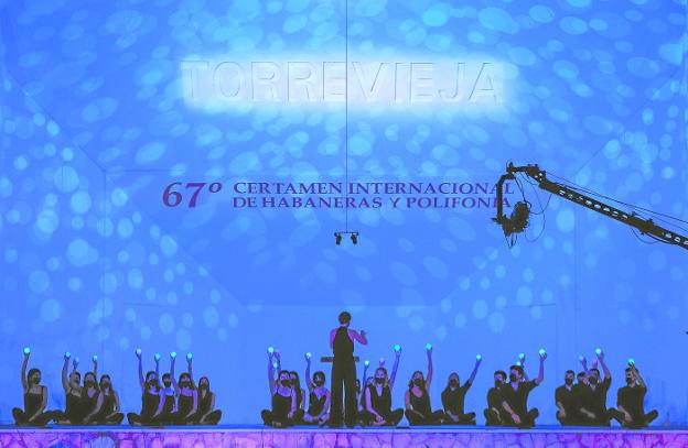 El canto coral resuena con fuerza en los corazones torrevejenses
