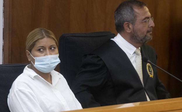 Sofía ER, the accused of killing her husband with a knife in the neck in San Pedro, this Friday, in the first session of the trial.