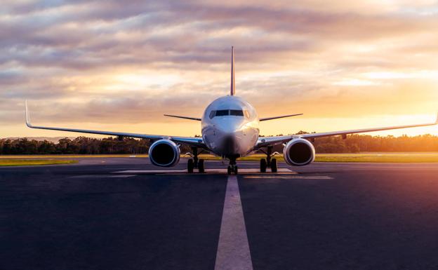 Una azafata desvela el motivo por el que no deberías tomar café o té en los aviones