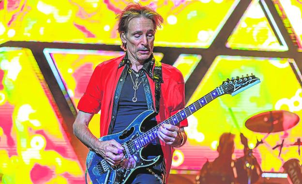 Steve Vai hace apología del exceso en San Javier
