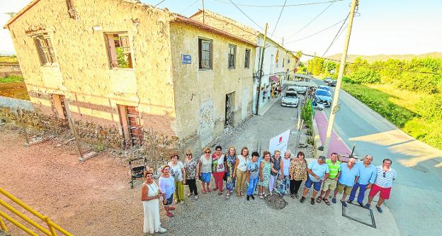 Exalumnos de la escuela rural de Algezares se reúnen antes de su demolición