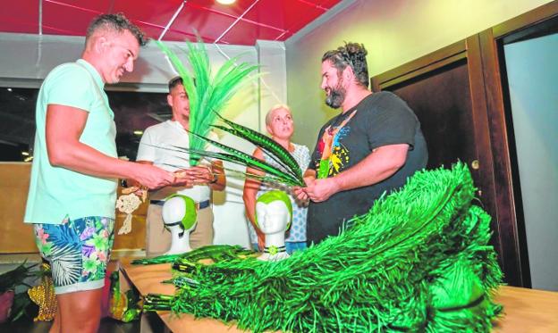 Los carnavaleros de Águilas ultiman sus trajes para llenar las calles de ritmo y color