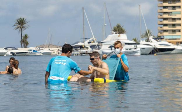 Primer fin de semana de baño asistido para personas con movilidad reducida en playas de Cartagena