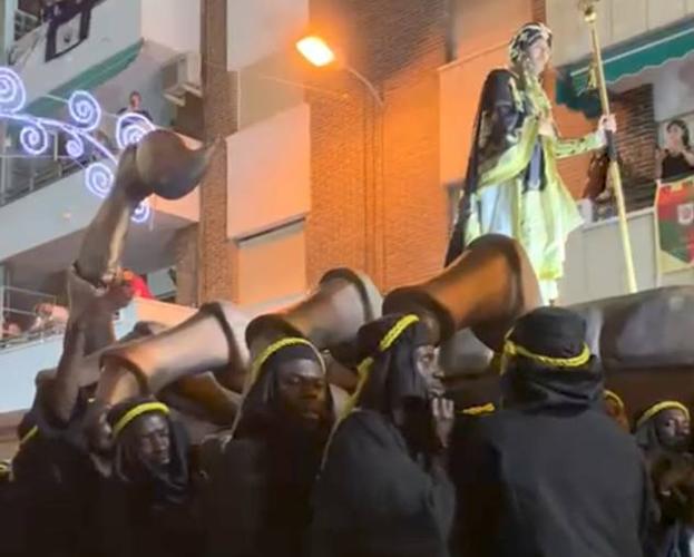 La polémica entrada del embajador moro de Orihuela porteado por cerca de 50 subsaharianos