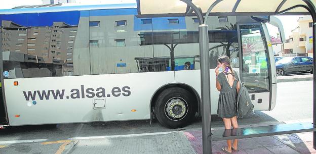 La Federación vecinal reclama un autobús nocturno con La Manga los fines de semana