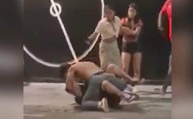 El PP difunde un vídeo de una reyerta en la puerta de un salón de juegos en Lorca