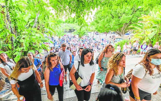 Los interinos copan casi el 85% de los puestos de maestro en las oposiciones