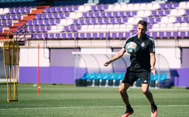 Kiko Olivas exercises with the Real Valladolid shirt. 