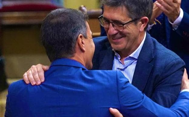 Sánchez went up to Patxi López's seat to give him a hug in the debate on the state of the nation. 