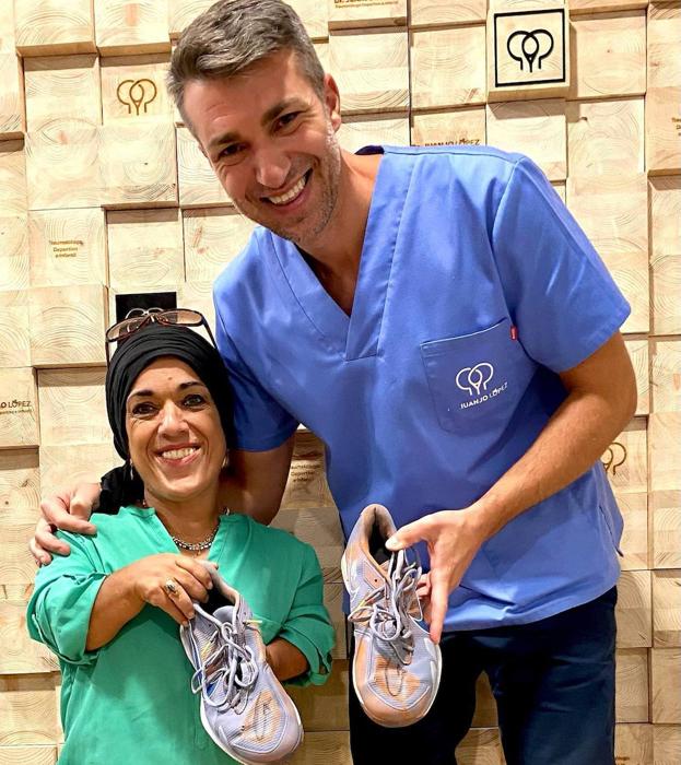 Carlos Alcaraz dona las zapatillas con las que jugó Roland Garros a la Asociación Crecer