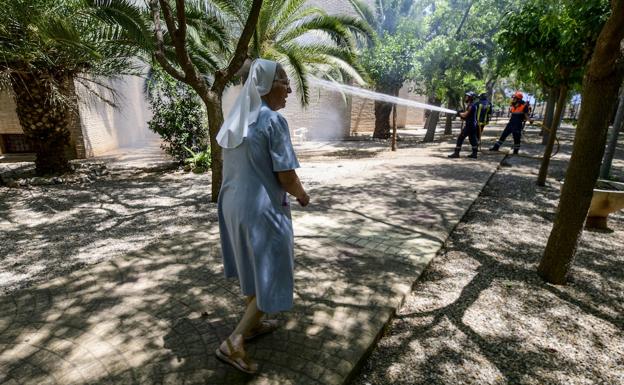 El incendio de unos huertos deja las llamas a las puertas de un convento de Guadalupe
