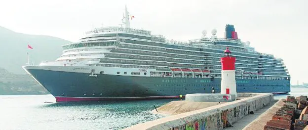 The 'Queen Victoria' entering the city in August 2013. 