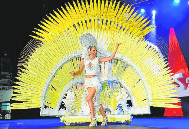 Los trajes de papel dan el pistoletazo de salida al Carnaval de Águilas