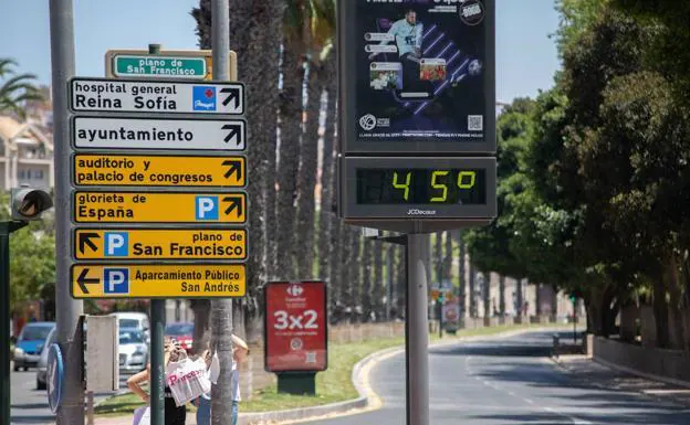Archive image of a thermometer in the center of Murcia showing 45 degrees. 