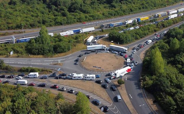 Miles de camioneros quedan atrapados en Inglaterra por el inicio de las vacaciones