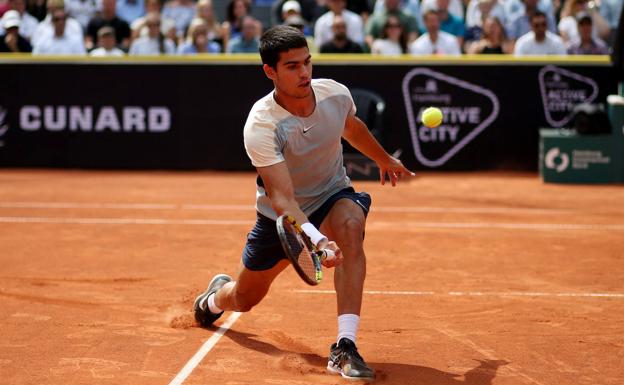 La épica no salva a Carlos Alcaraz en Hamburgo