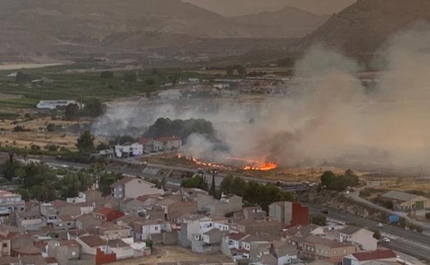 Un incendio obliga a desalojar la piscina municipal de Librilla y varias viviendas