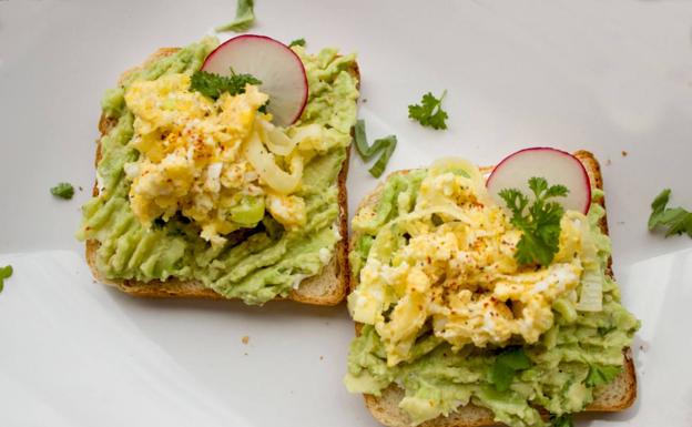 Sandwich de guacamole y huevos