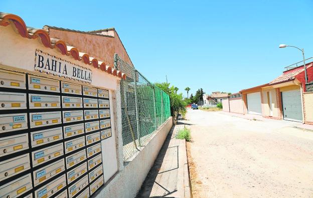 Los vecinos de Bahía Bella plantean una red de alcantarillado que evite vertidos al Mar Menor