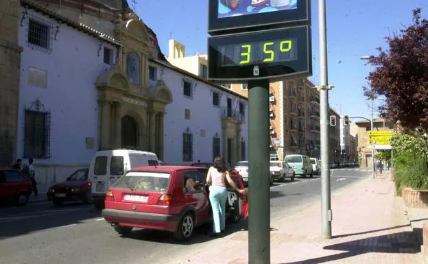 A thermometer in Murcia marks 35 degrees, in a file image. 