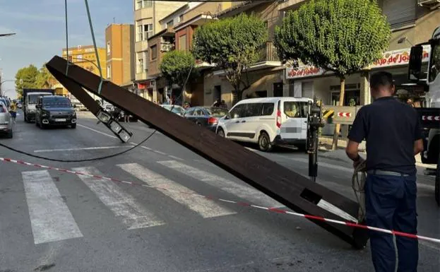 The lamppost that this Tuesday fell on the road in Cieza.