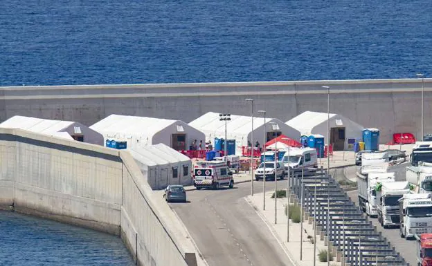 Tents installed in the port of Escombreras to welcome immigrants who arrive in the Region in small boats. 