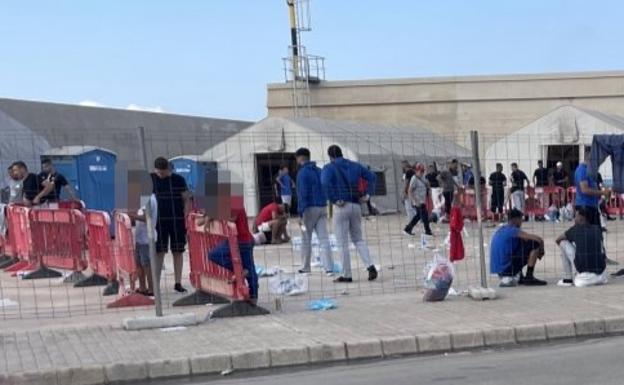 Llevan a la Fiscalía y al Defensor del Pueblo la situación de los menores extranjeros en Escombreras