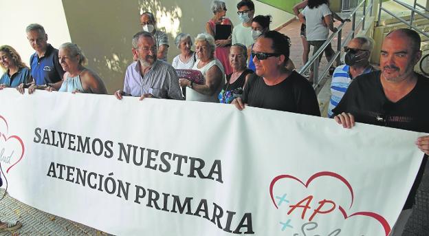 Los vecinos de Los Nietos reclaman que les repongan el médico de desplazados