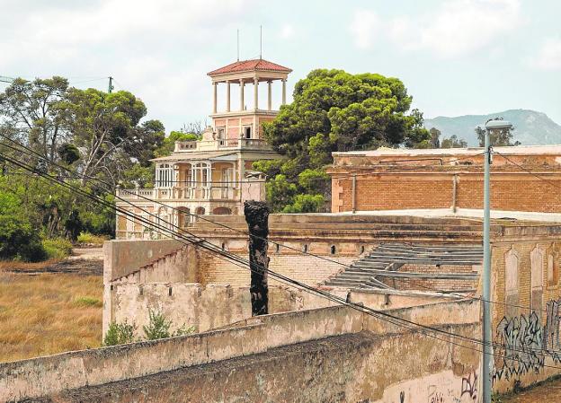 Cultura multa a los dueños de Villa Calamari por su mal estado