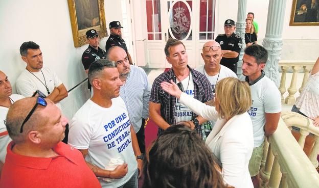 El cara a cara de Arroyo con policías no desbloquea el conflicto de las horas extra