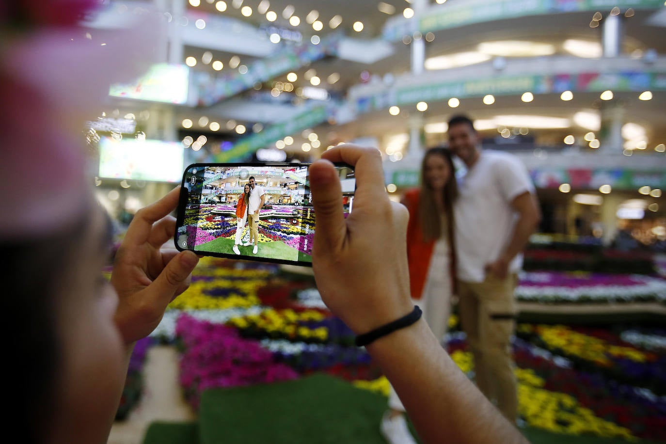 Las flores invaden un centro comercial de Medellín