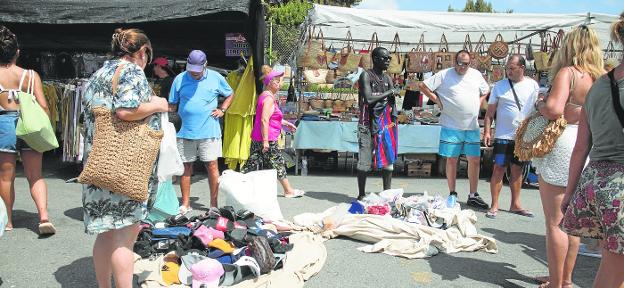 Los manteros invaden el mercadillo de Cabo de Palos pese al dispositivo policial