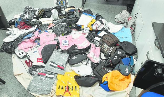 Los agentes intervienen decenas de prendas, pero las ventas ilegales continúan cada fin de semana en Cabo de Palos