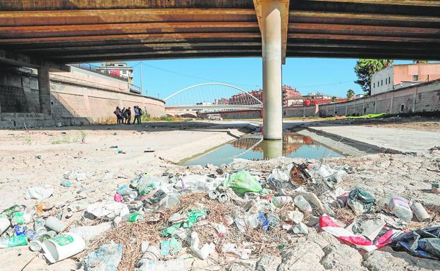 IU–Verdes pide un «plan de choque» contra la basura en el cauce urbano del Guadalentín en Lorca