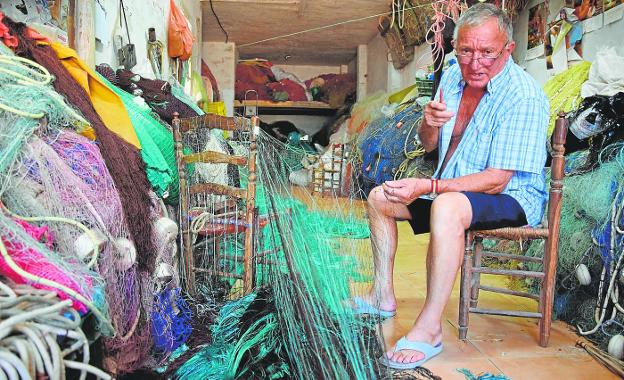 Fisherman Pedro Murcia sews nets in his garage in Santiago de la Ribera.  In the other photo, the family of Teodoro Murcia and Adela Alcaraz (Pedro, top center). 