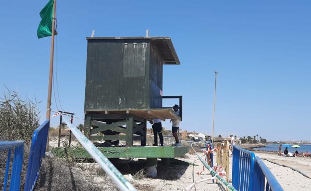 Muere un joven de 18 años y otros dos resultan heridos al caerle encima parte de una torre de vigilancia en la playa de El Mojón