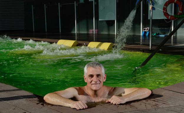 Doctor Juan Ramón Gimeno, during one of his swimming sessions. 